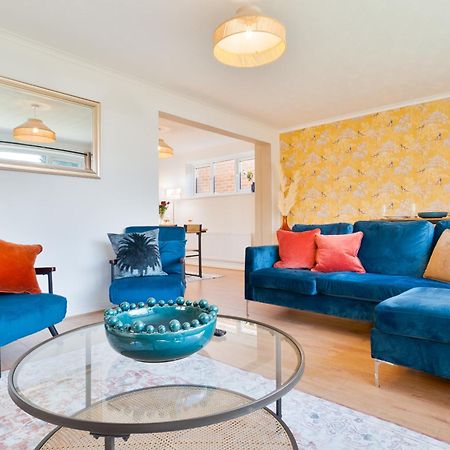Stylish 4 Bedroom Spacious Retreat With Parking - Sleeps 10 - Families & Contractors Canterbury Bagian luar foto