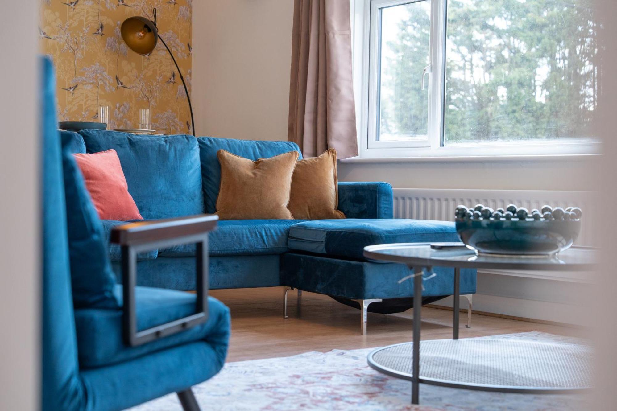 Stylish 4 Bedroom Spacious Retreat With Parking - Sleeps 10 - Families & Contractors Canterbury Bagian luar foto