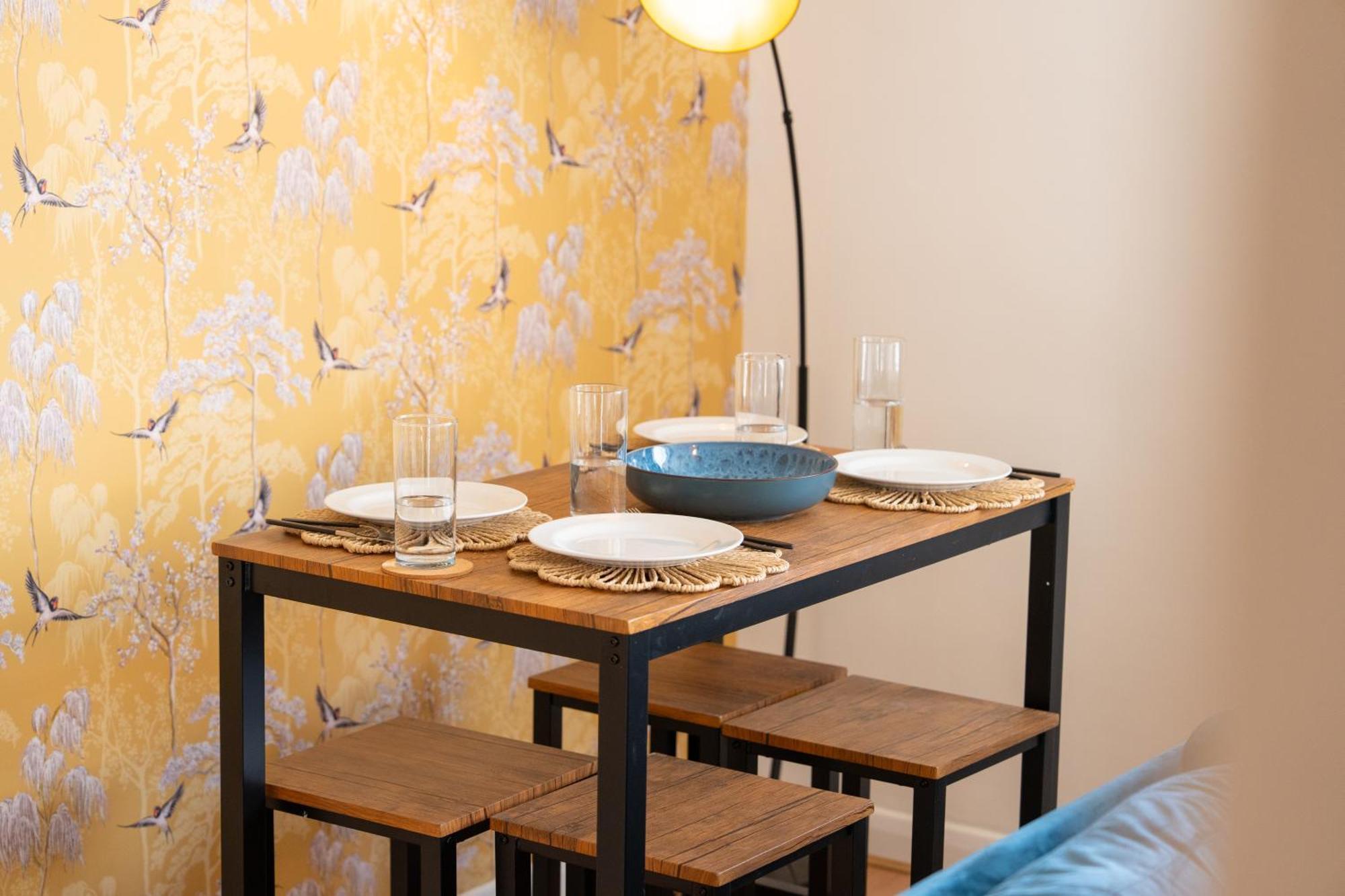 Stylish 4 Bedroom Spacious Retreat With Parking - Sleeps 10 - Families & Contractors Canterbury Bagian luar foto