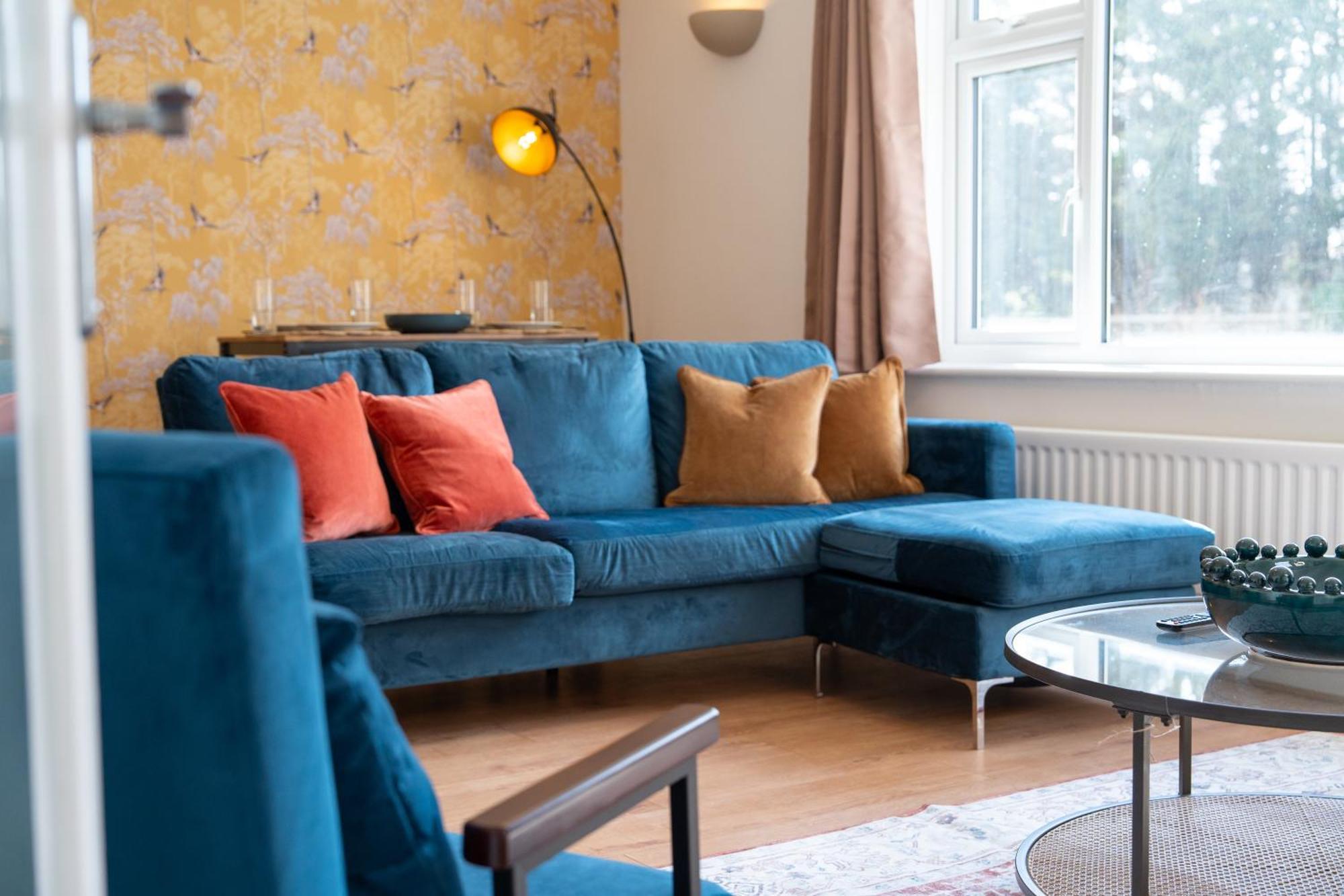 Stylish 4 Bedroom Spacious Retreat With Parking - Sleeps 10 - Families & Contractors Canterbury Bagian luar foto
