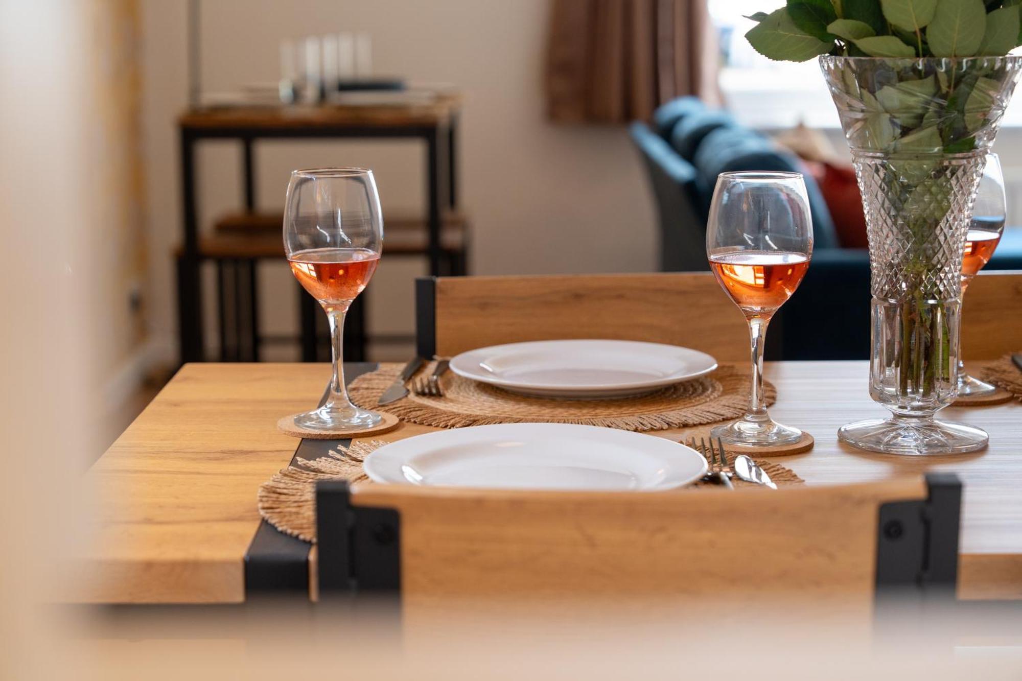 Stylish 4 Bedroom Spacious Retreat With Parking - Sleeps 10 - Families & Contractors Canterbury Bagian luar foto