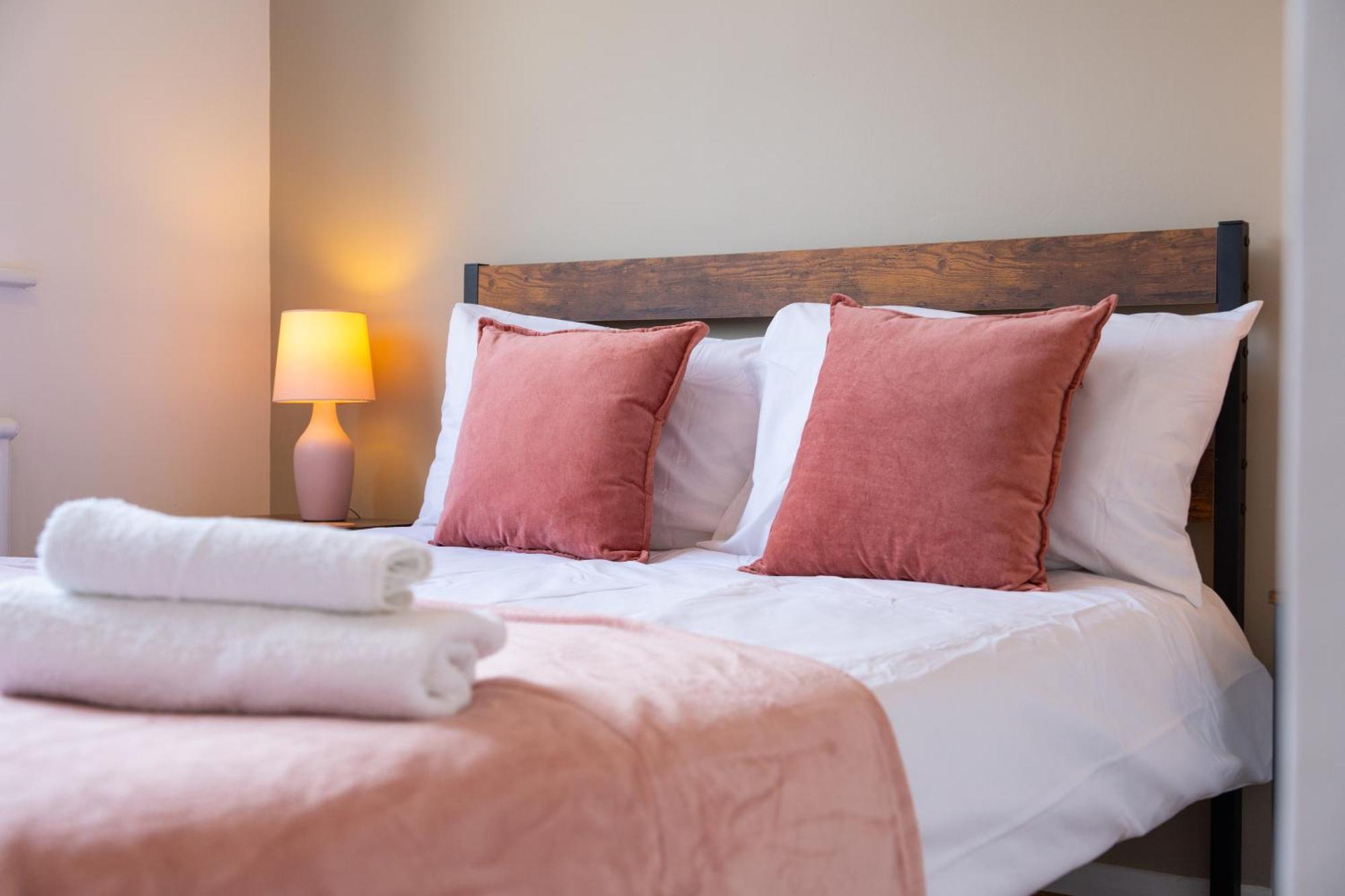 Stylish 4 Bedroom Spacious Retreat With Parking - Sleeps 10 - Families & Contractors Canterbury Bagian luar foto