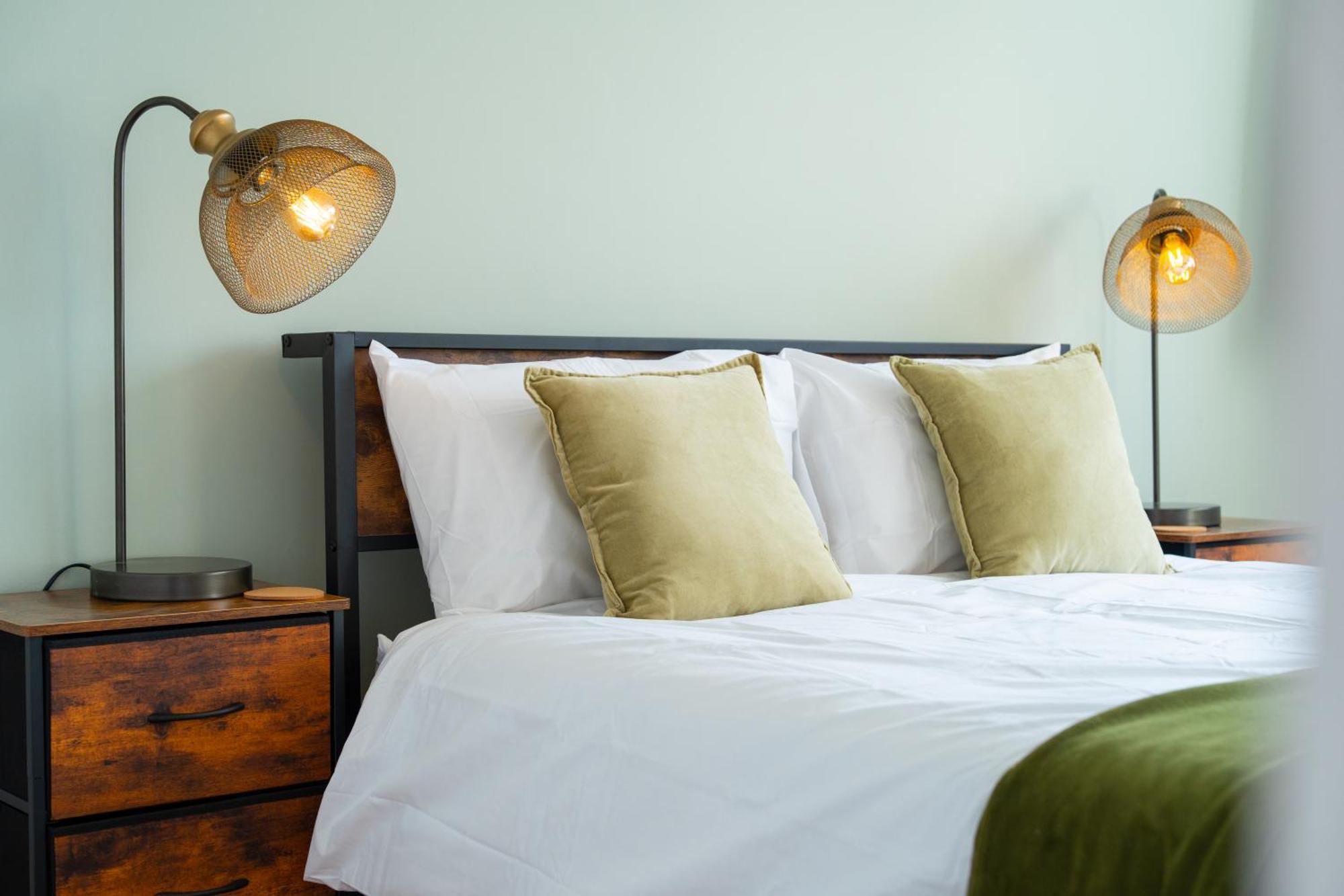 Stylish 4 Bedroom Spacious Retreat With Parking - Sleeps 10 - Families & Contractors Canterbury Bagian luar foto