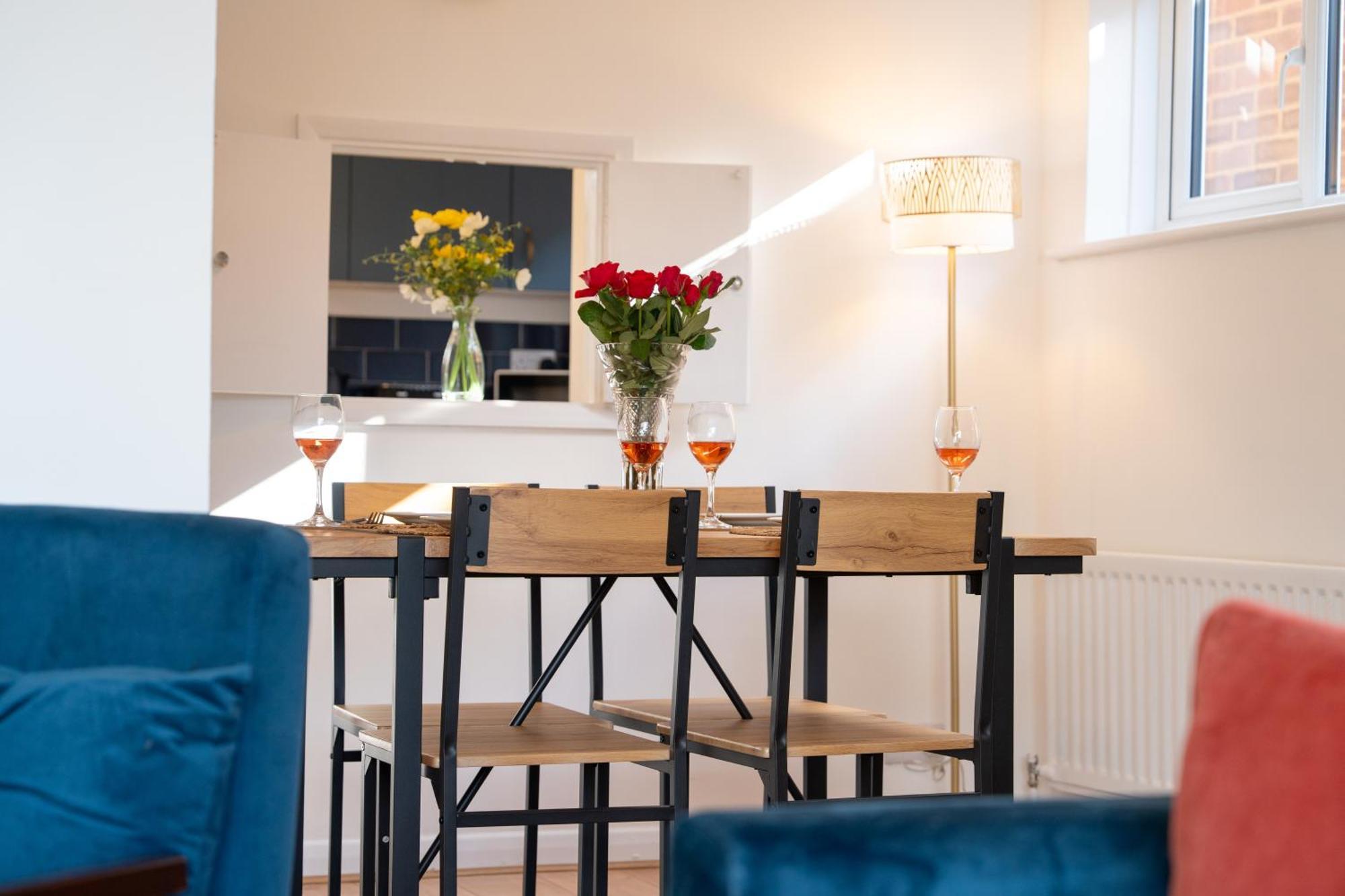Stylish 4 Bedroom Spacious Retreat With Parking - Sleeps 10 - Families & Contractors Canterbury Bagian luar foto