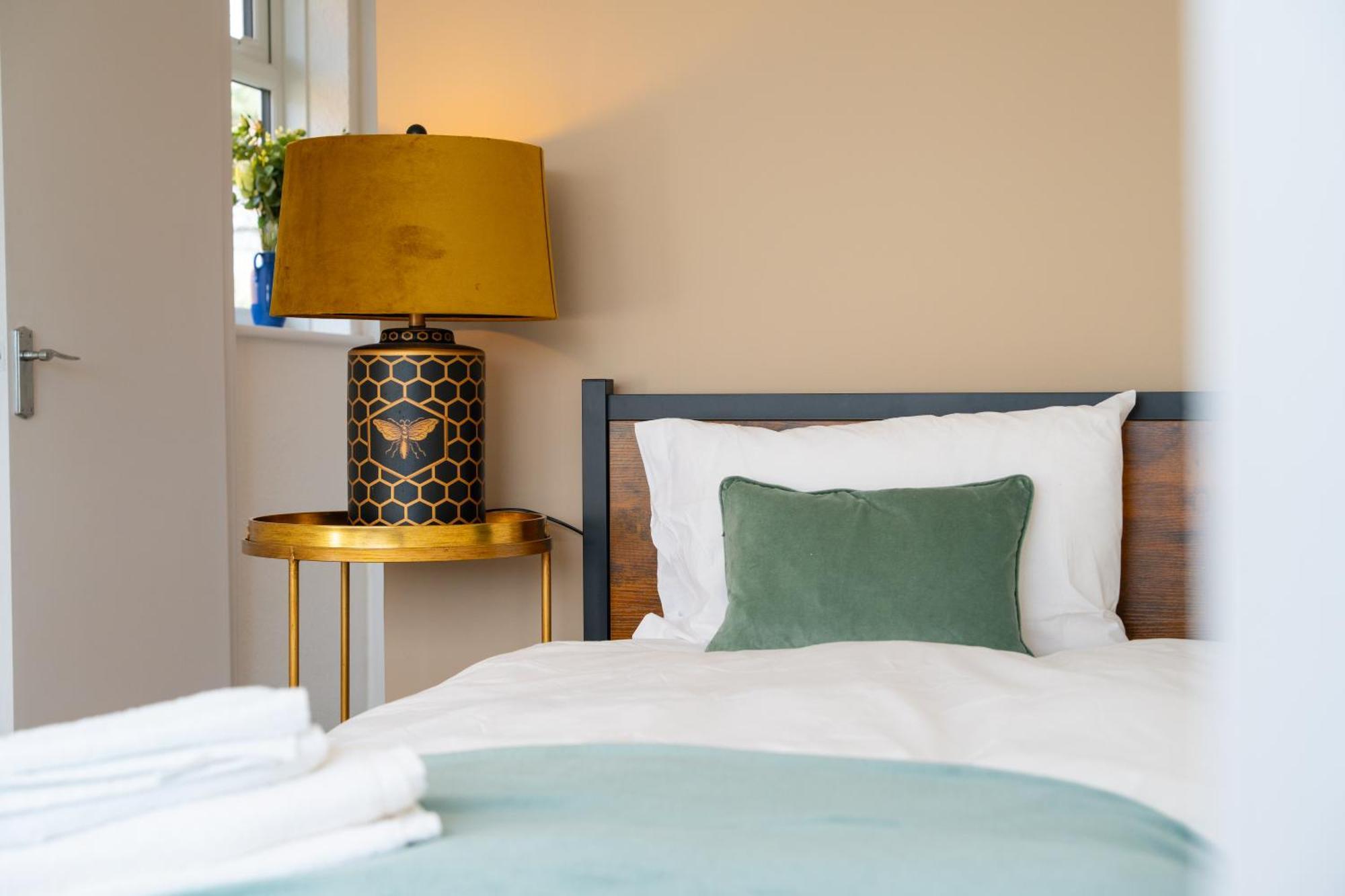 Stylish 4 Bedroom Spacious Retreat With Parking - Sleeps 10 - Families & Contractors Canterbury Bagian luar foto