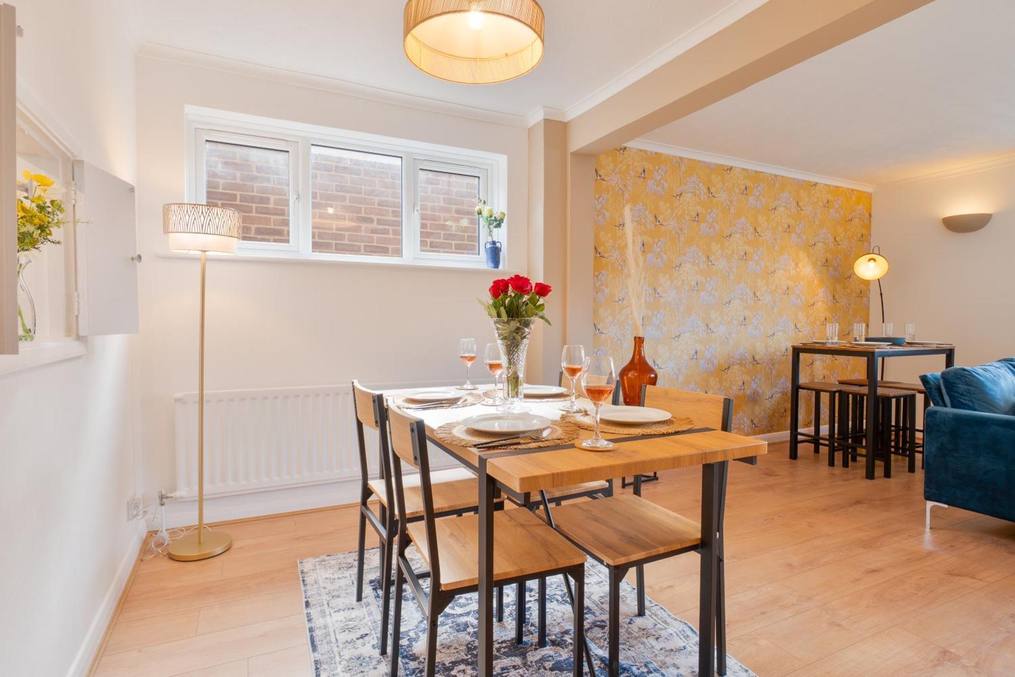 Stylish 4 Bedroom Spacious Retreat With Parking - Sleeps 10 - Families & Contractors Canterbury Bagian luar foto