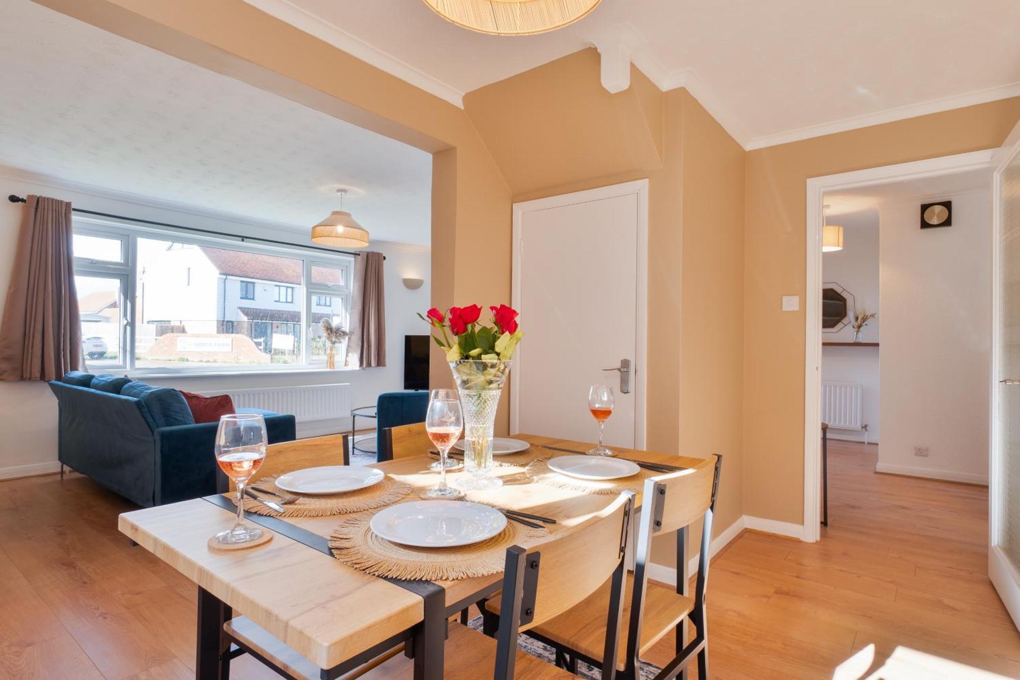 Stylish 4 Bedroom Spacious Retreat With Parking - Sleeps 10 - Families & Contractors Canterbury Bagian luar foto