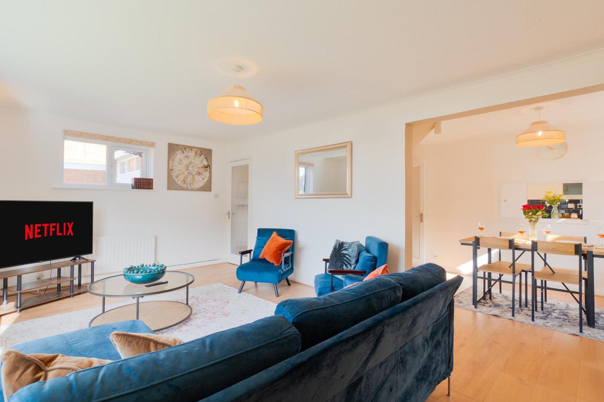 Stylish 4 Bedroom Spacious Retreat With Parking - Sleeps 10 - Families & Contractors Canterbury Bagian luar foto