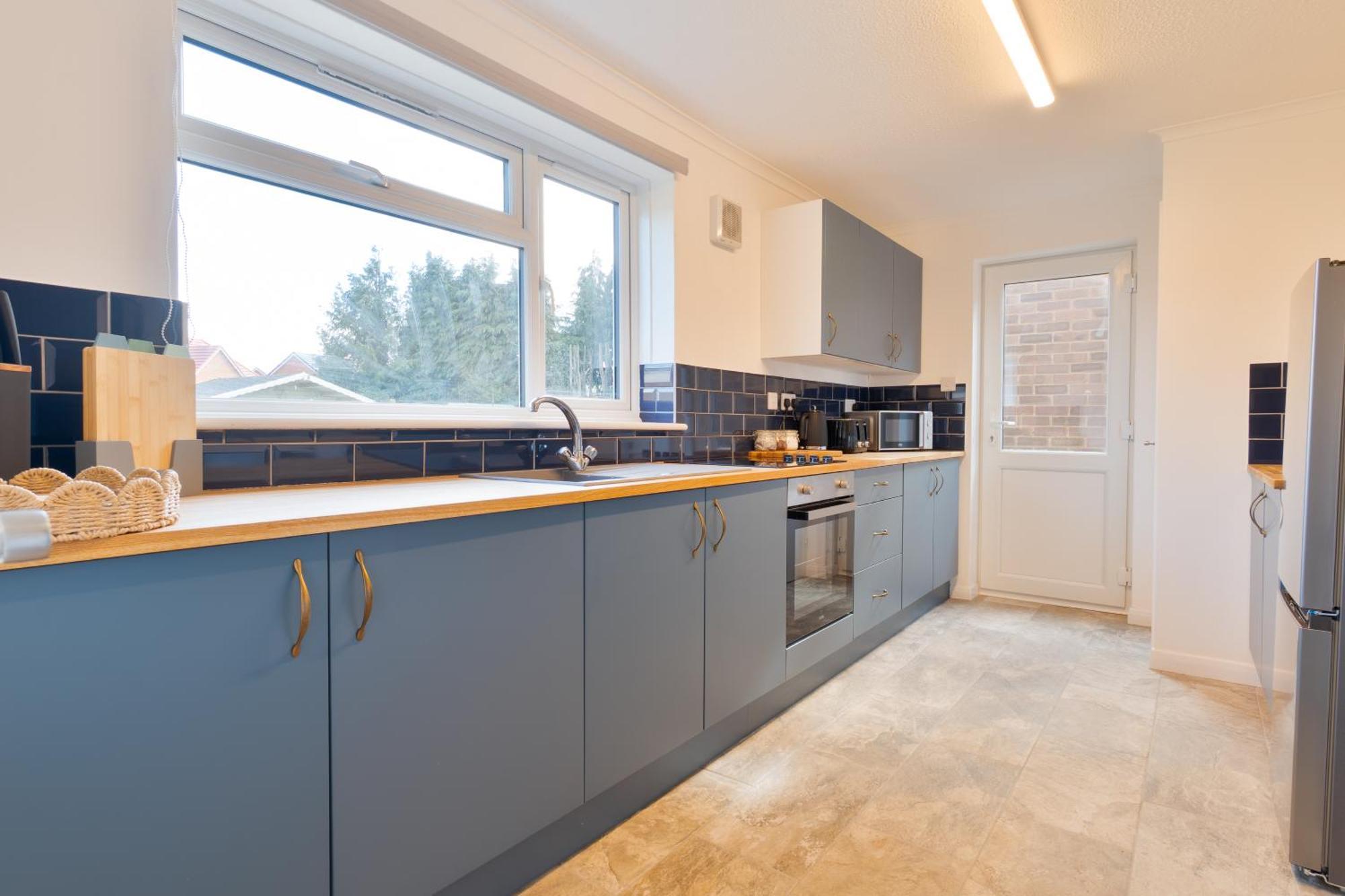 Stylish 4 Bedroom Spacious Retreat With Parking - Sleeps 10 - Families & Contractors Canterbury Bagian luar foto