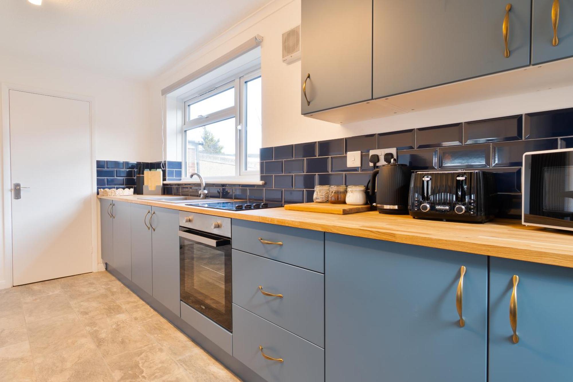 Stylish 4 Bedroom Spacious Retreat With Parking - Sleeps 10 - Families & Contractors Canterbury Bagian luar foto