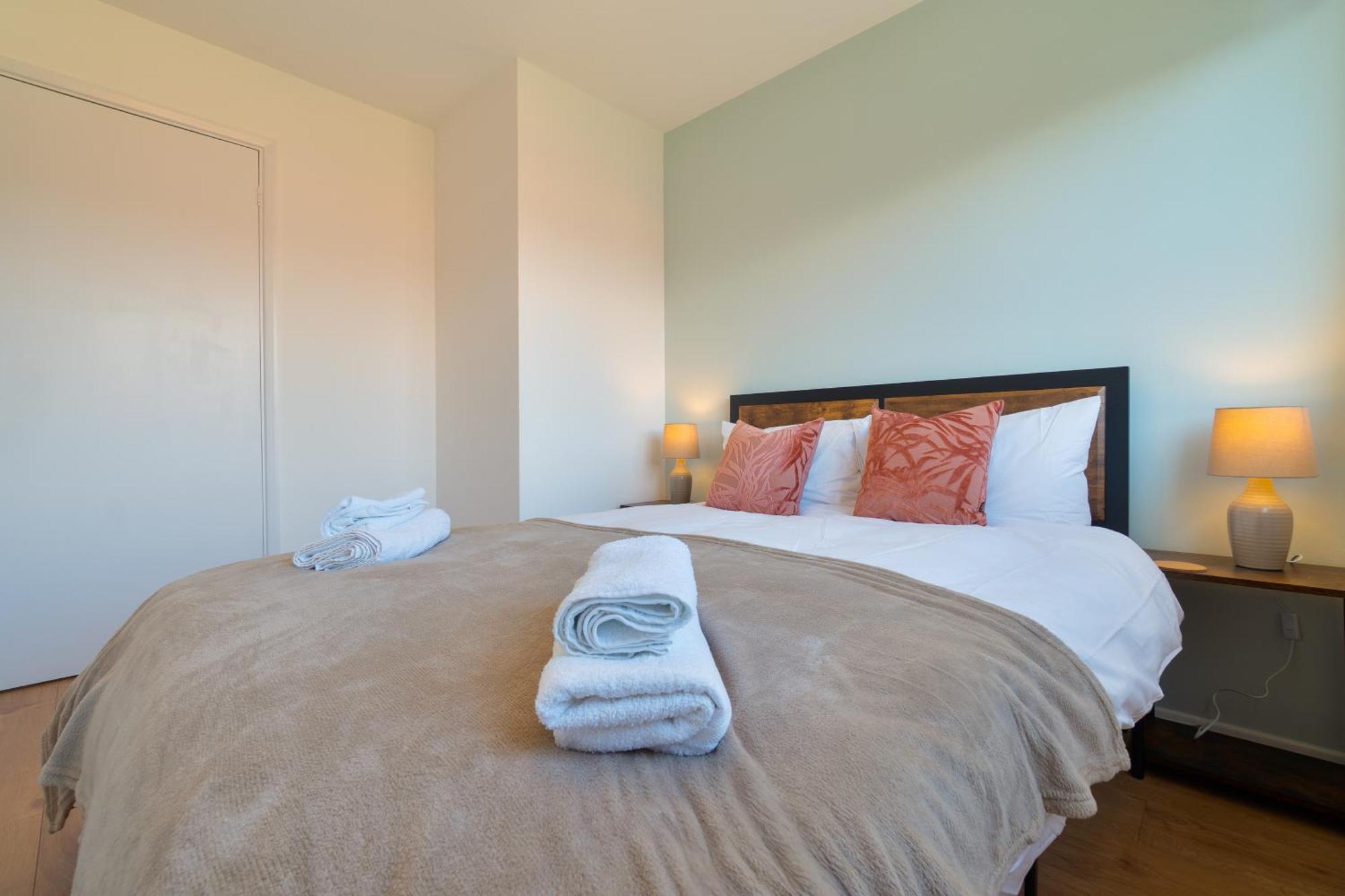 Stylish 4 Bedroom Spacious Retreat With Parking - Sleeps 10 - Families & Contractors Canterbury Bagian luar foto