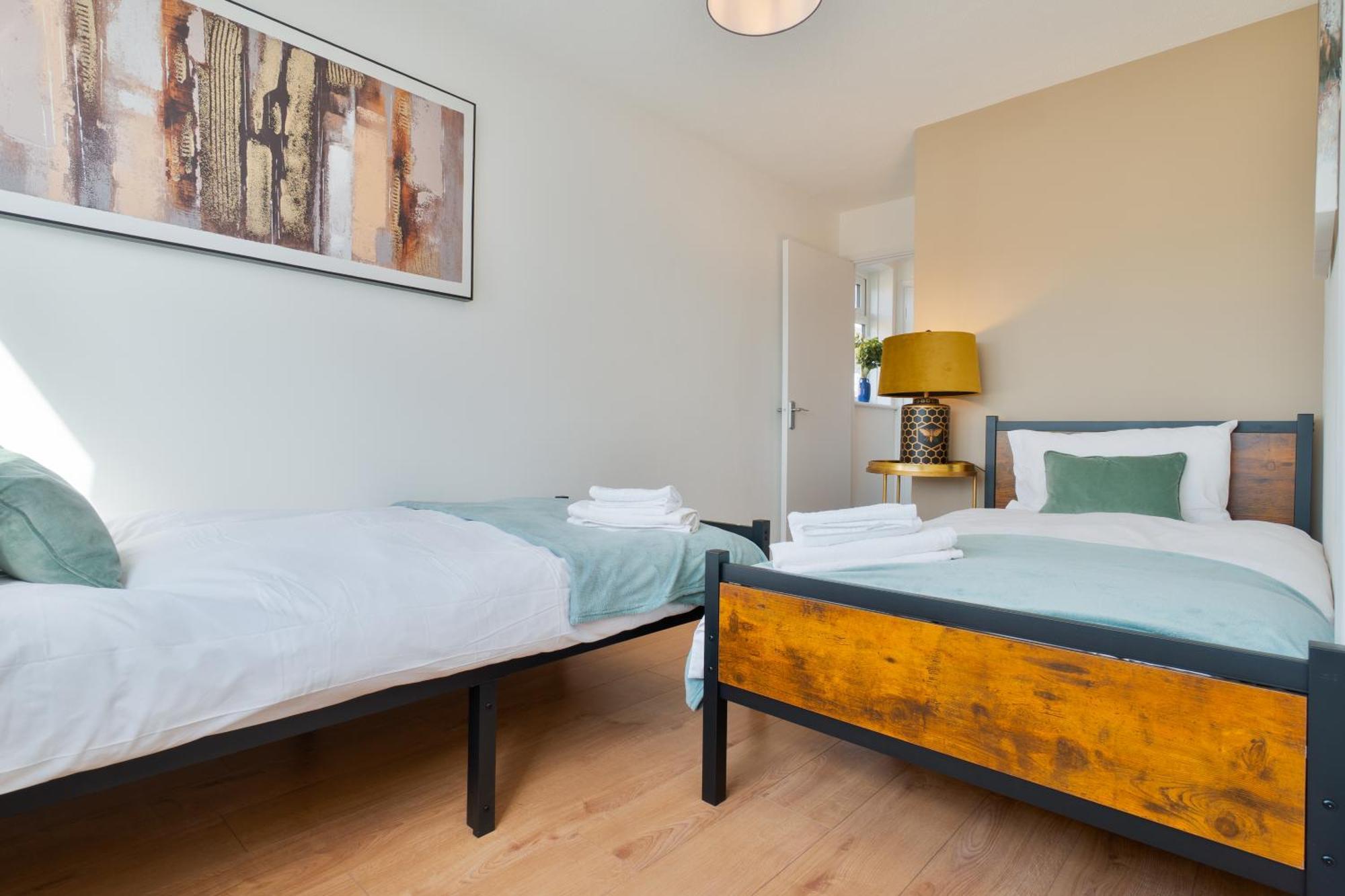 Stylish 4 Bedroom Spacious Retreat With Parking - Sleeps 10 - Families & Contractors Canterbury Bagian luar foto