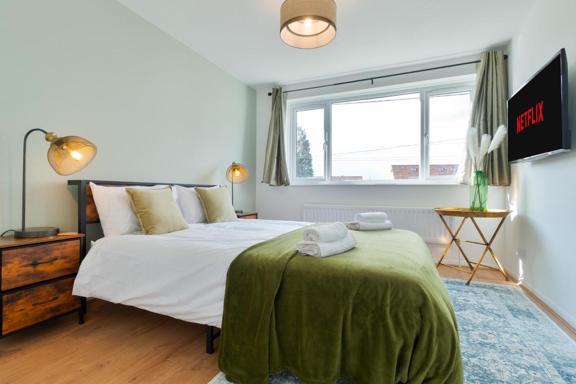 Stylish 4 Bedroom Spacious Retreat With Parking - Sleeps 10 - Families & Contractors Canterbury Bagian luar foto