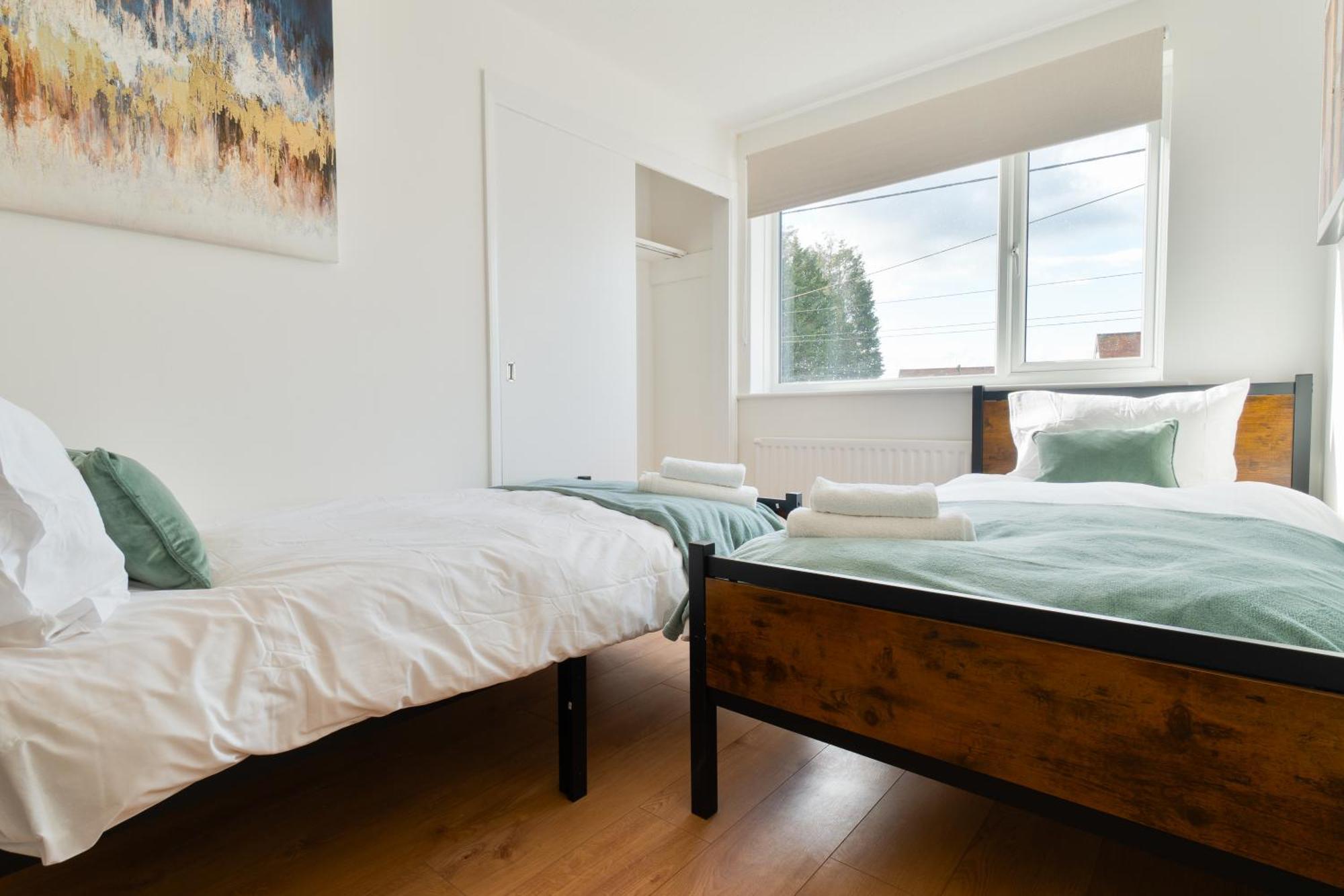 Stylish 4 Bedroom Spacious Retreat With Parking - Sleeps 10 - Families & Contractors Canterbury Bagian luar foto