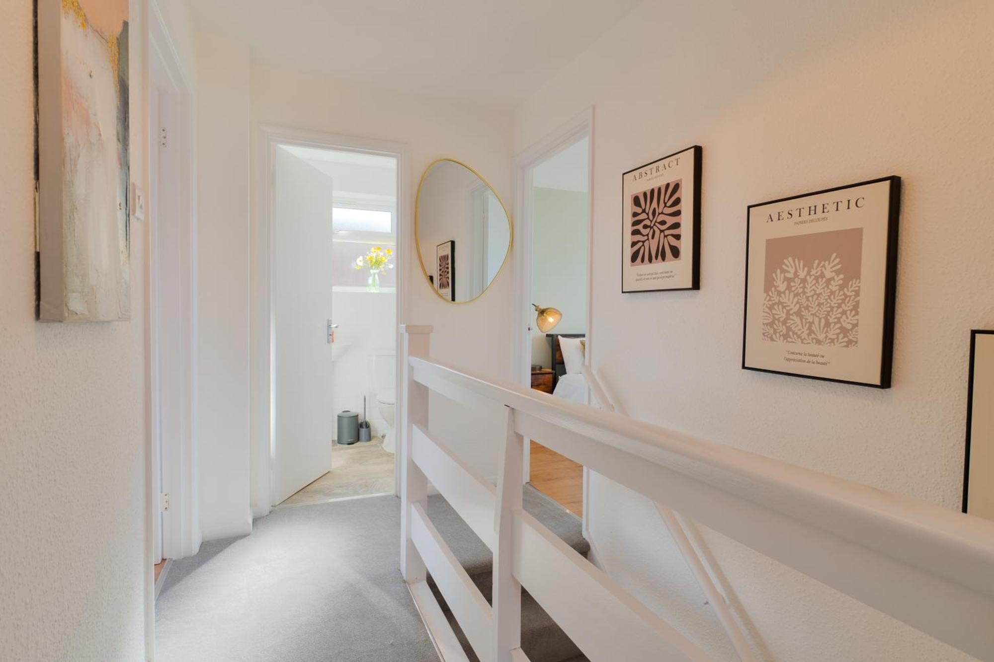 Stylish 4 Bedroom Spacious Retreat With Parking - Sleeps 10 - Families & Contractors Canterbury Bagian luar foto