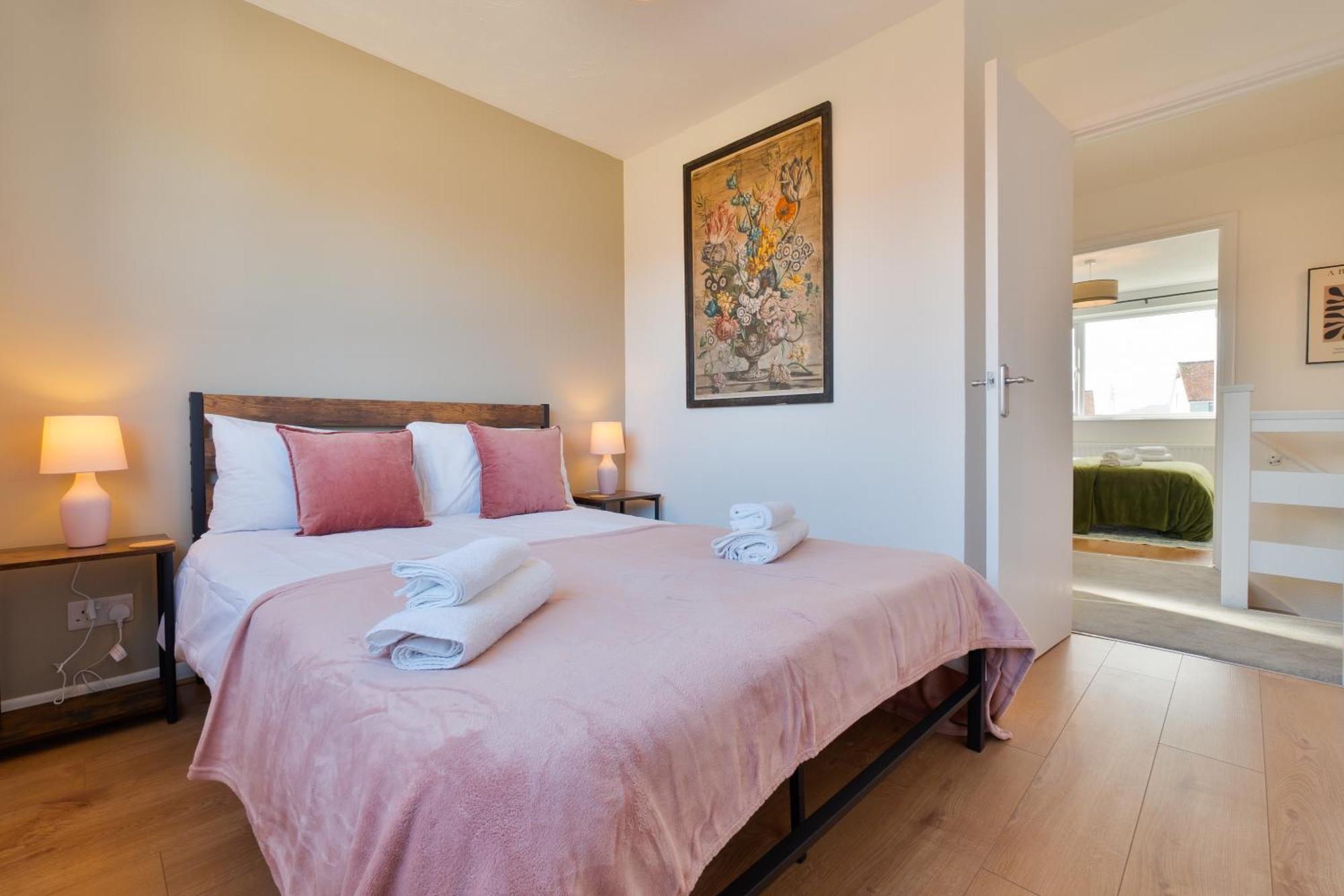 Stylish 4 Bedroom Spacious Retreat With Parking - Sleeps 10 - Families & Contractors Canterbury Bagian luar foto