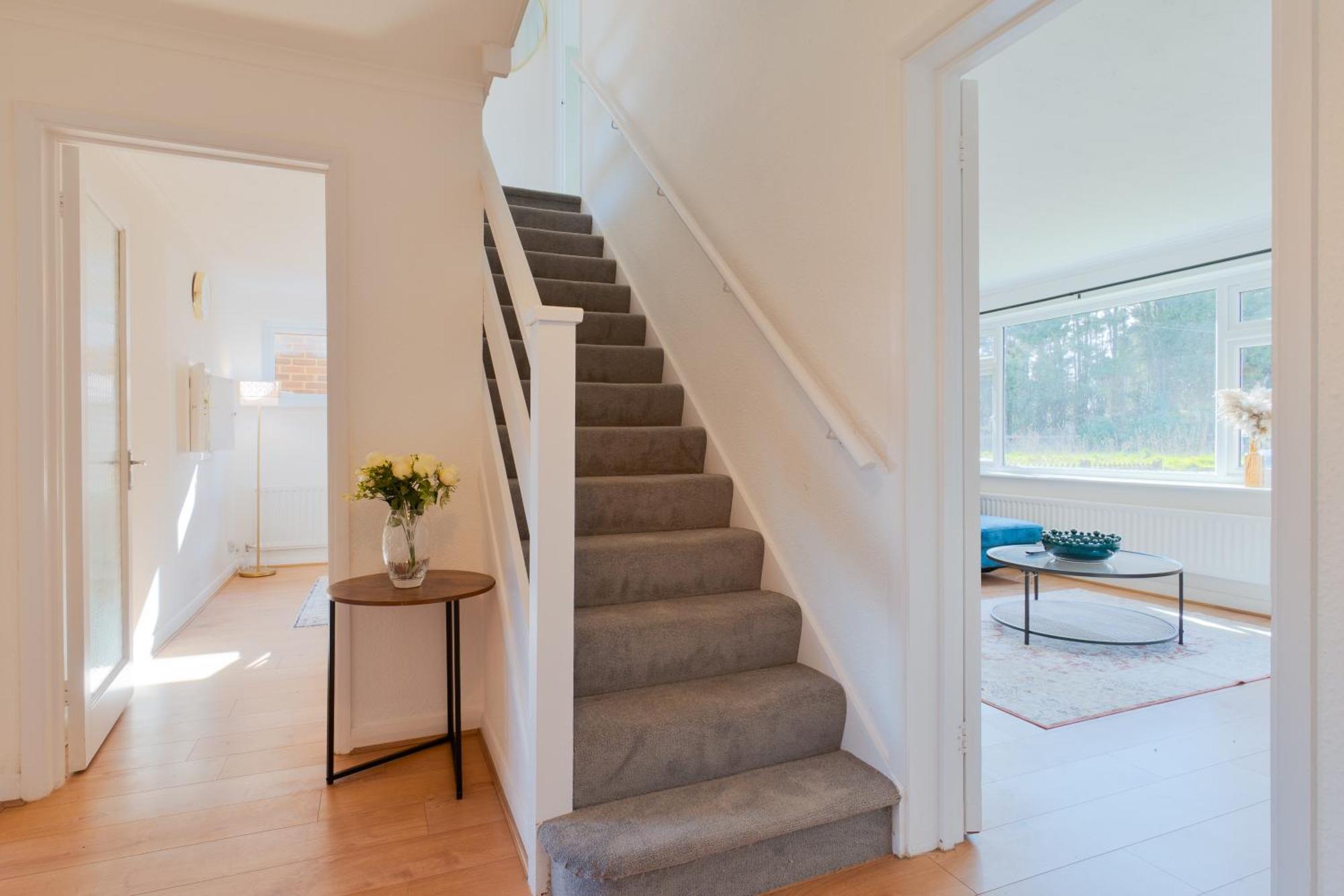 Stylish 4 Bedroom Spacious Retreat With Parking - Sleeps 10 - Families & Contractors Canterbury Bagian luar foto