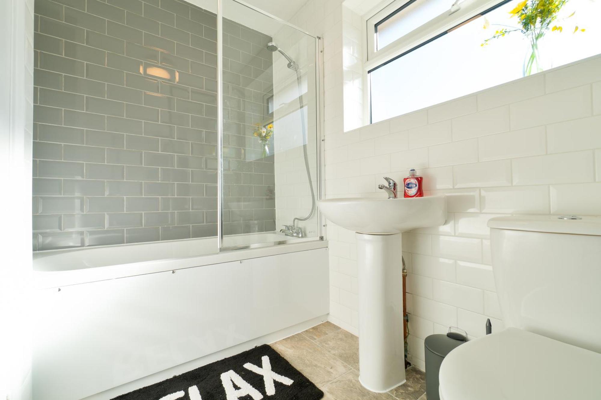 Stylish 4 Bedroom Spacious Retreat With Parking - Sleeps 10 - Families & Contractors Canterbury Bagian luar foto