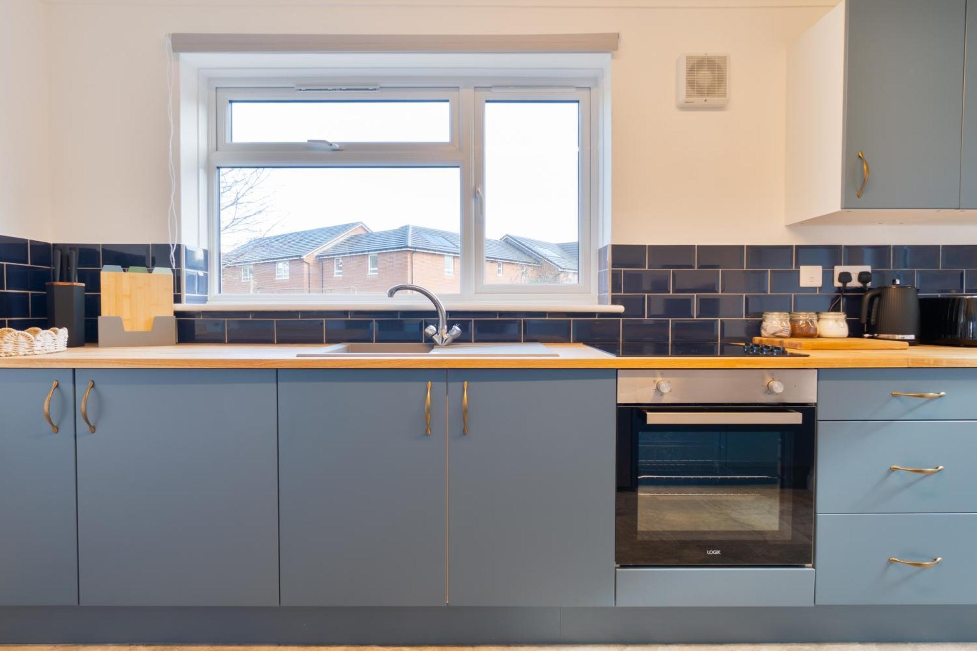 Stylish 4 Bedroom Spacious Retreat With Parking - Sleeps 10 - Families & Contractors Canterbury Bagian luar foto
